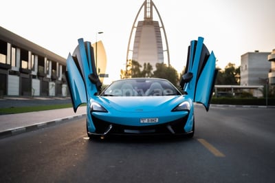 Azul McLaren 570S en alquiler en Dubai 1