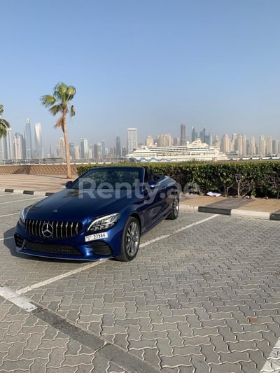 Bleue Mercedes C300 Class cabrio en location à Dubai 0