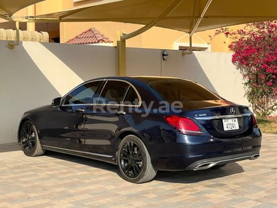 Bleue Mercedes C Class en location à Sharjah 0