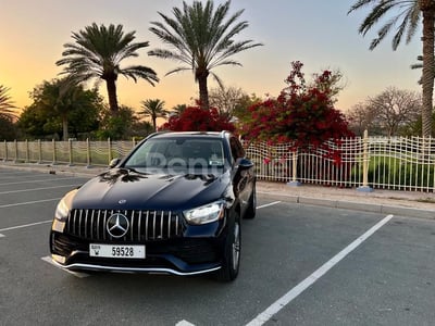 Bleue Mercedes GLC 300 en location à Sharjah 0