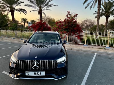 أزرق Mercedes GLC 300 للإيجار في أبو ظبي 1