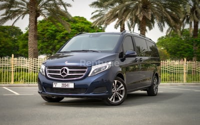 在迪拜租赁蓝色 Mercedes V250 0