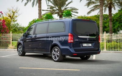 Blau Mercedes V250 zur Miete in Abu-Dhabi 1