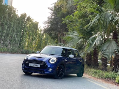 Azul Mini Cooper S en alquiler en Sharjah 0