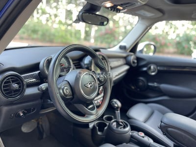 在迪拜租赁蓝色 Mini Cooper S 1