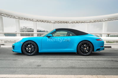 أزرق Porsche 911 Carrera cabrio للإيجار في دبي 0