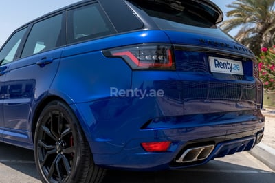 Azul Range Rover SVR en alquiler en Abu-Dhabi 1