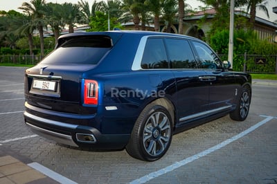 Blu Rolls Royce Cullinan in affitto a Dubai 1