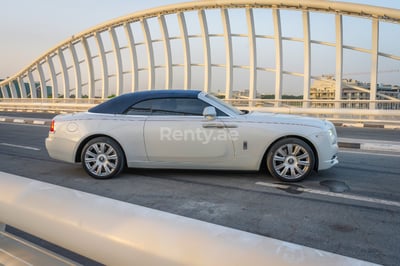 Weiß Rolls Royce Dawn, Exclusive 3-color interior zur Miete in Sharjah 0