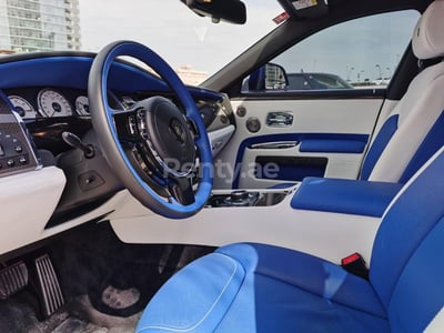 Azul Rolls Royce Ghost Black Badge en alquiler en Sharjah 1