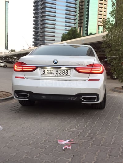 Blanc Brillant BMW 7 Series en location à Sharjah 0