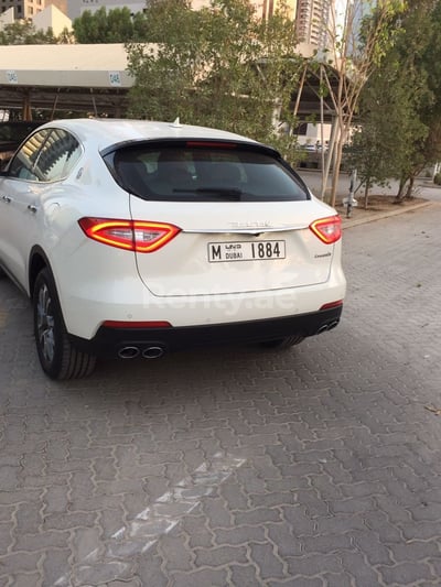 Reines Weiß Maserati Levante zur Miete in Dubai 0