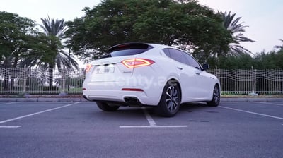 Blanco Brillante Maserati Levante en alquiler en Abu-Dhabi 1