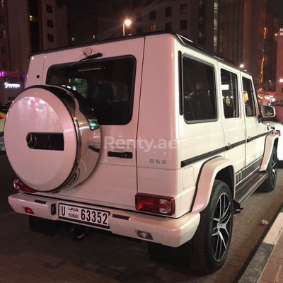 Reines Weiß Mercedes G63 zur Miete in Dubai 0