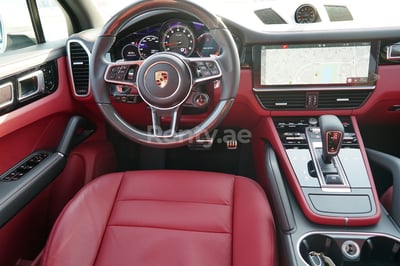 Blanco Brillante Porsche Cayenne en alquiler en Sharjah 1