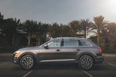 Marrone Audi Q7 in affitto a Dubai 1