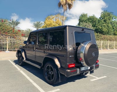 Braun Mercedes G class zur Miete in Abu-Dhabi 1