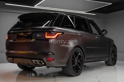 Marrone Range Rover Sport SVR in affitto a Dubai 0