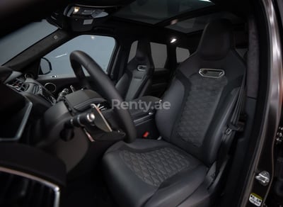 Marrone Range Rover Sport SVR in affitto a Abu-Dhabi 1