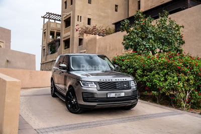 Braun Range Rover Vogue zur Miete in Dubai 0