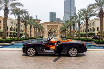 Bleu Foncé Blue Rolls Royce Dawn Cabrio en location à Sharjah 0