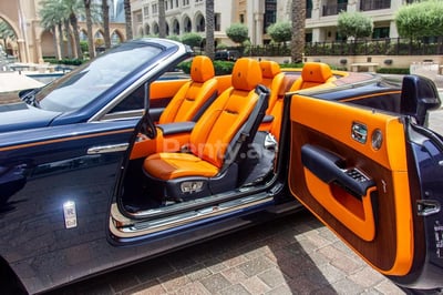 أزرق غامق Blue Rolls Royce Dawn Cabrio للإيجار في دبي 1