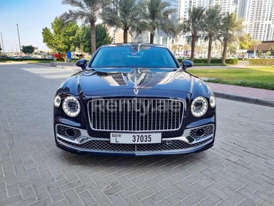 Dunkelblau Bentley Flying Spur zur Miete in Sharjah 0