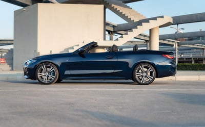 Bleu Foncé BMW 430i cabrio en location à Sharjah 1