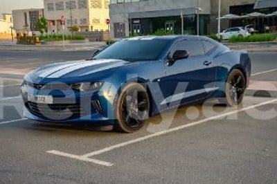 Dunkelblau Chevrolet Camaro zur Miete in Abu-Dhabi 0