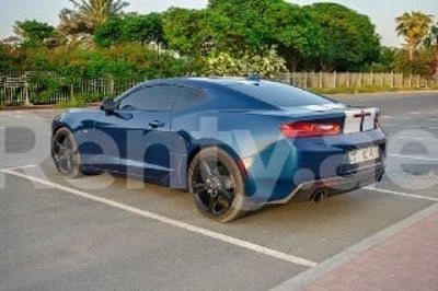 Dunkelblau Chevrolet Camaro zur Miete in Dubai 1