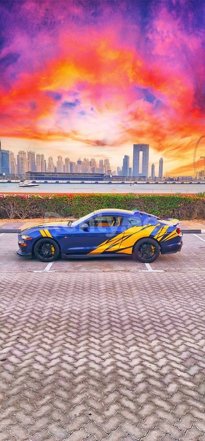 Bleu Foncé Ford Mustang en location à Sharjah 0