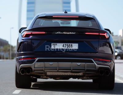 Azul Oscuro Lamborghini Urus en alquiler en Dubai 1