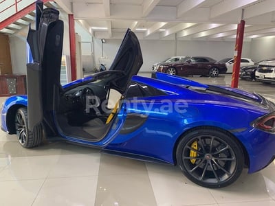 Bleu Foncé McLaren 570S en location à Abu-Dhabi 0