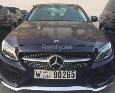 أزرق غامق Mercedes C Class C300 للإيجار في دبي 0