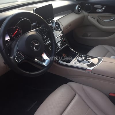 أزرق غامق Mercedes C Class C300 للإيجار في الشارقة 1