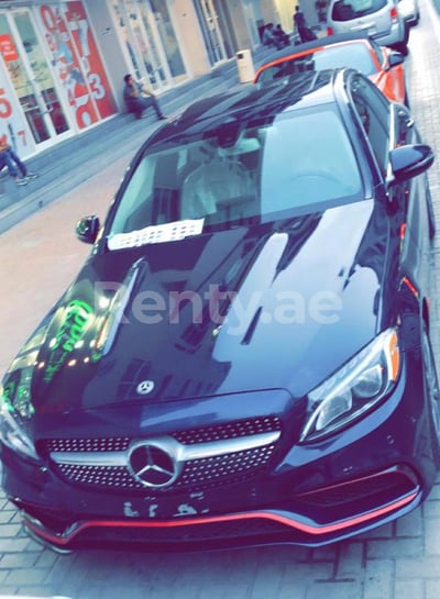 Blu Scuro Mercedes C300 in affitto a Abu-Dhabi 0