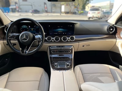 Blu Scuro Mercedes E350 in affitto a Sharjah 1