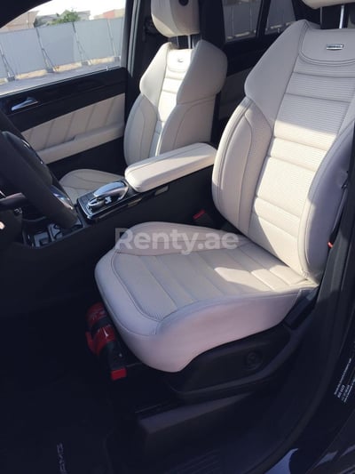 أزرق غامق Mercedes GLE63 AMG للإيجار في أبو ظبي 0