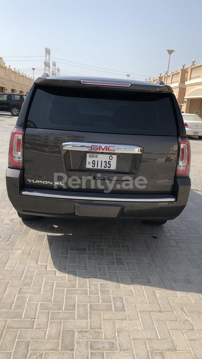 Dunkelbraun GMC Yukon zur Miete in Abu-Dhabi 1