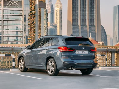 Gris Oscuro BMW X1 en alquiler en Dubai 0