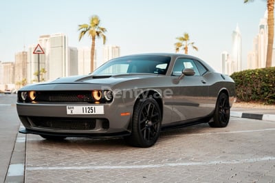 Dunkelgrau Dodge Challenger zur Miete in Dubai 0