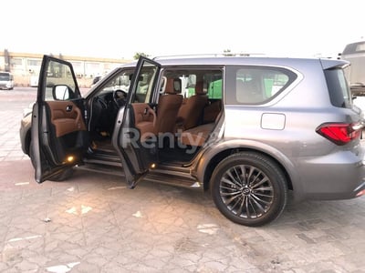 Gris Foncé Infiniti QX 80 en location à Abu-Dhabi 1