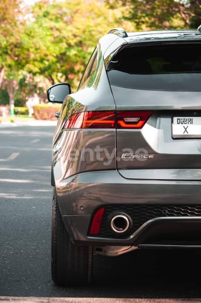 رمادي غامق Jaguar E-Pace للإيجار في أبو ظبي 0