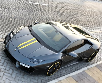 رمادي غامق Lamborghini Huracan للإيجار في أبو ظبي 0