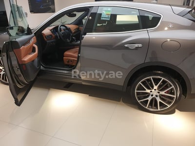 Dunkelgrau Maserati Levante S zur Miete in Sharjah 0