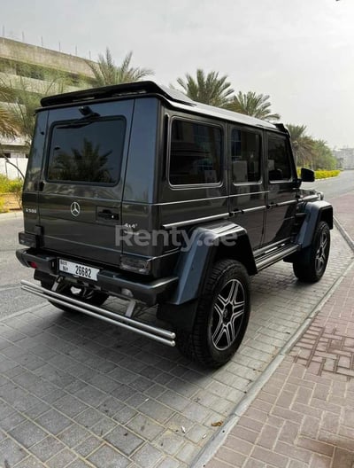 Dunkelgrau Mercedes G500 4x4 zur Miete in Dubai 0