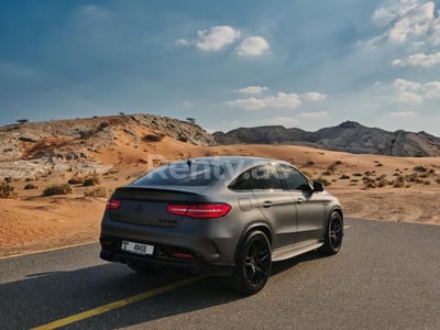 Dunkelgrau Mercedes GLC-S zur Miete in Dubai 1