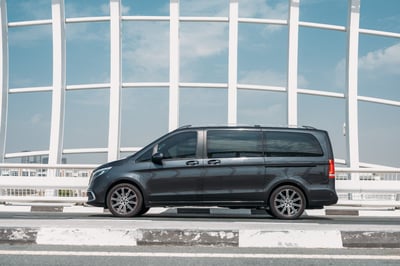 Grigio Scuro Mercedes V250 in affitto a Sharjah 0