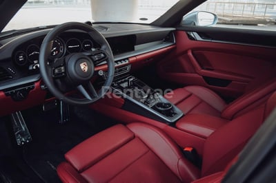 Серебро Porsche 911 Carrera 2s в аренду в Абу-Даби 1