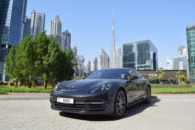 Gris Oscuro Porsche Panamera 4 en alquiler en Dubai 0